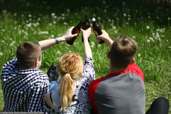 47 proc. polskich nastolatków przyznaje, że w ciągu ostatniego miesiąca piła alkohol