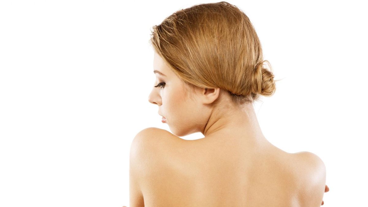 Wysypka na plecach to problem, który towarzyszy osobom w każdym wieku. Dolegliwość często towarzyszy pacjentom borykającym się z trądzikiem pospolitym.