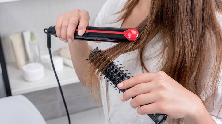 Prostowanie włosów nie musi być szkodliwe – dużo zależy od właściwie dobranej prostownicy
