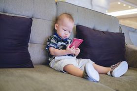 Smartfony spowalniają mózgi małych dzieci. Nowe badanie