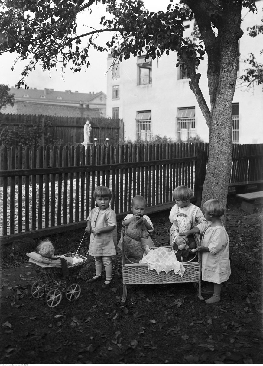 Dzieci bawiące się w 1929 roku