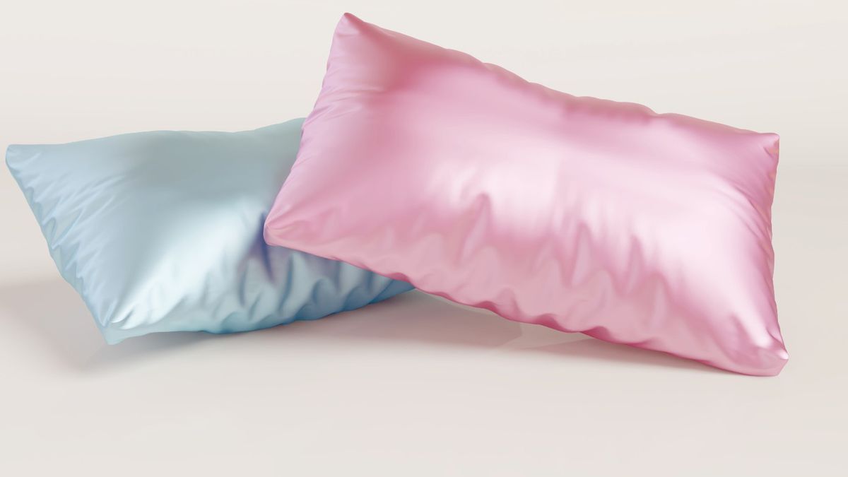 Jedwabna poszewka na poduszkę zapobiega tworzeniu się zmarszczek na twarzy czy szyi.