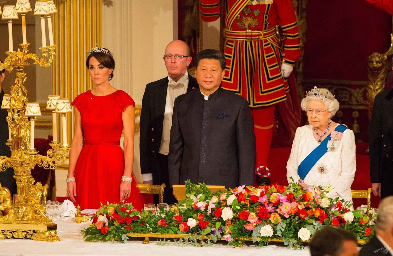 Księżna Kate w królewskiej tiarze na kolacji w Pałacu Buckingham z okazji wizyty chińskiego prezydent Xi Jinpinga (fot. East News)