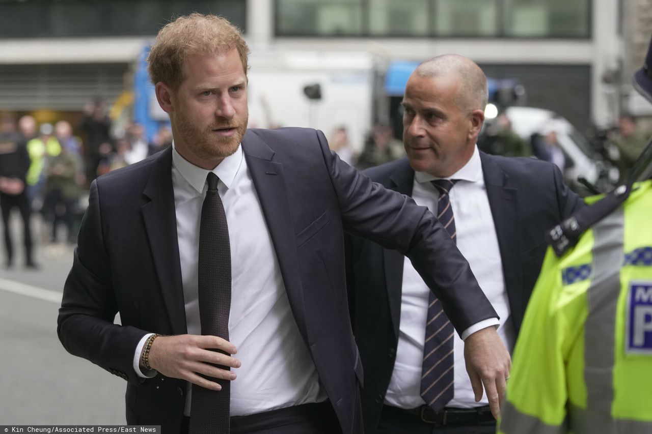 Książę Harry przed budynkiem sądu w Londynie  zdj. East News
