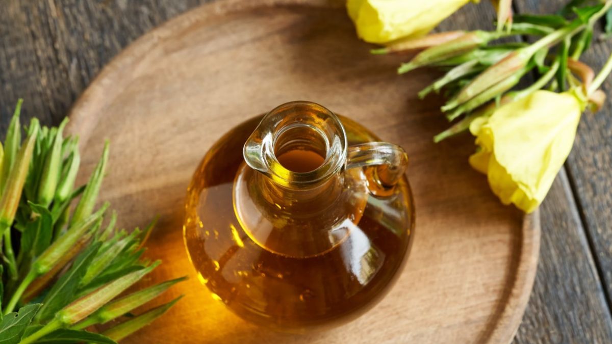 Olejek z wiesiołka polecany jest osobom, które borykają się z problemem wypadania włosów.