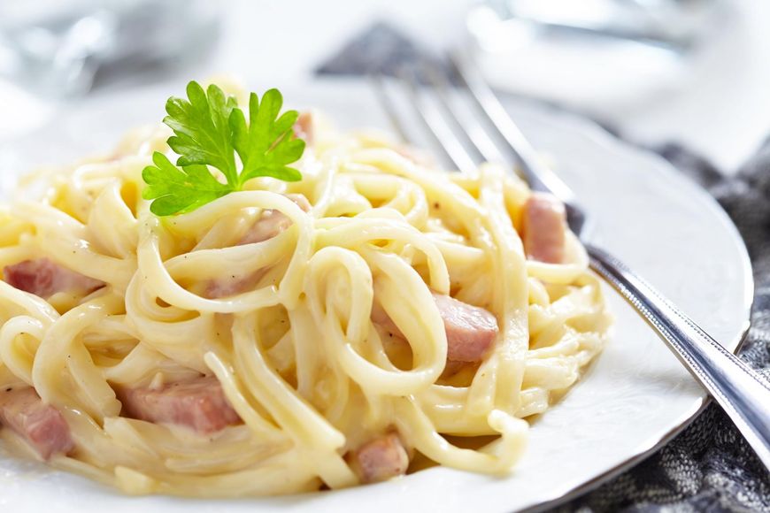 Spaghetti carbonara w wersji dietetycznej występuje z szynką prosciutto