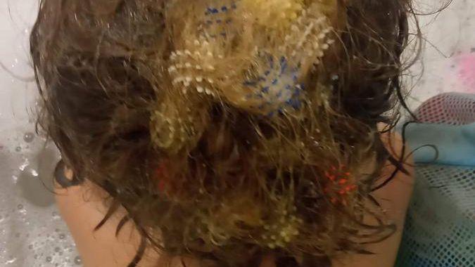 Metody na wyczesanie rzepów nie pomogły. Elisha musiała wyciąć córce włosy