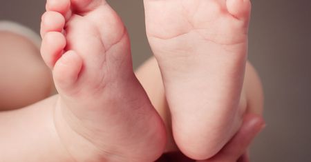 Dziecko prawie straciło paluszki. Niebezpieczeństwo czai się wszędzie