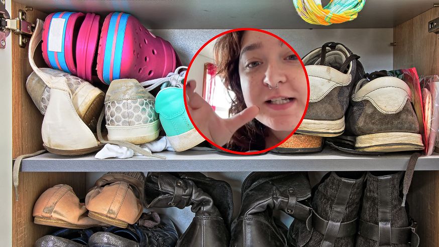 Twierdzi, że przez gumowe klapki jej stopa urosła