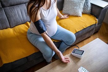 Wysokość wypłaty wpływa na zdrowie kobiet w ciąży. Nowe badania naukowców