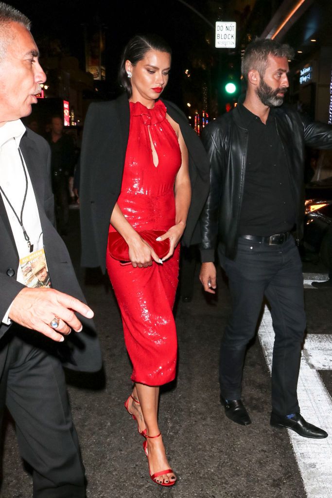 STYLOWE MAMY: Adriana Lima w seksownej czerwonej sukni od Magdy Butrym