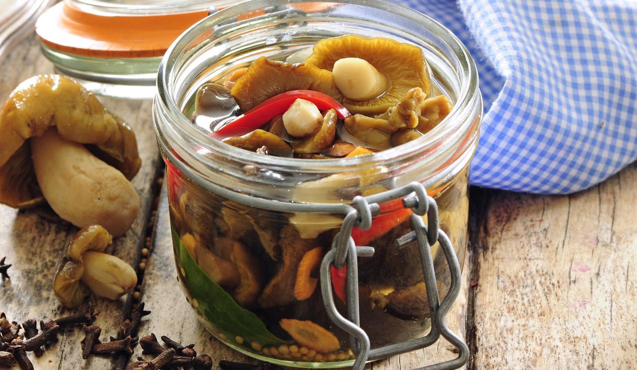 Przepis na marynowane grzyby. To łatwiejsze niż myślisz, a składniki znajdziesz w domu