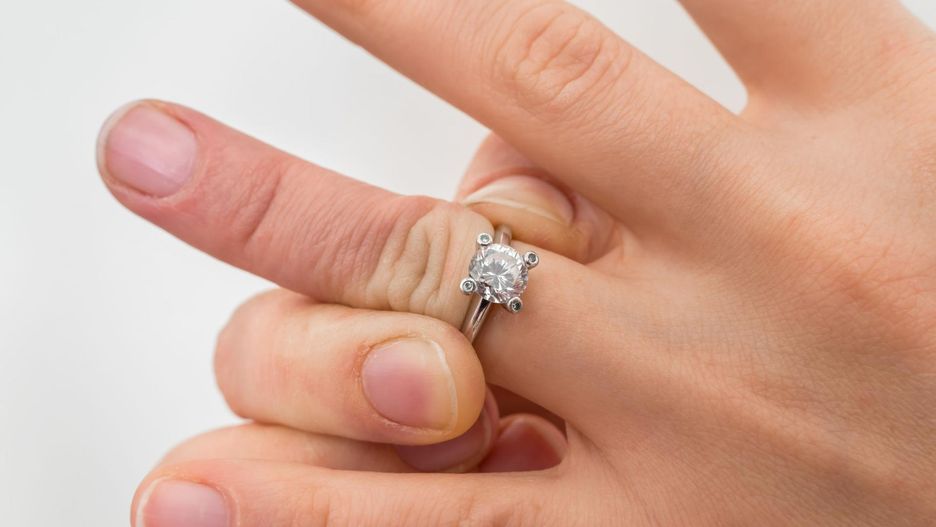 Pierścionek należy ściągnąć zanim palce spuchną