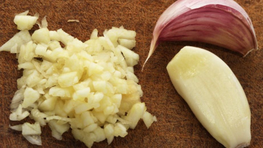 Jak prawidłowo przygotowywać czosnek, aby zachował swoje właściwości zdrowotne?