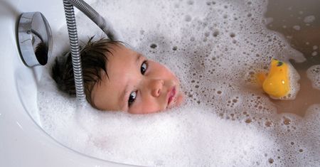 Utonięcie to czasem kwestia minut. Kiedy można zostawić dziecko samo w kąpieli?