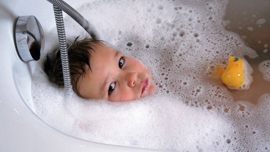 Utonięcie to czasem kwestia minut. Kiedy można zostawić dziecko samo w kąpieli?