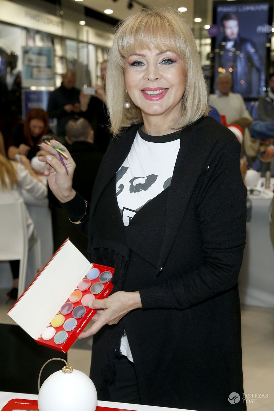 Izabela Trojanowska - malowanie bombek w MODO