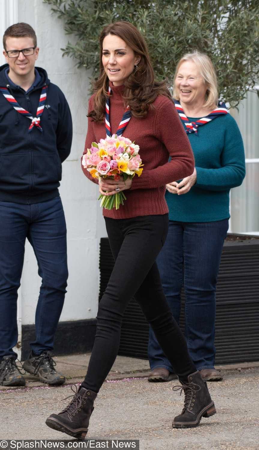 Księżna Kate w bordowym golfie