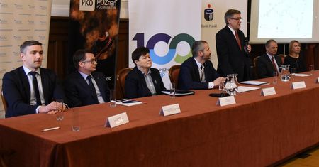 Rocznicowy bieg stulecia istnienia Uniwersytetu Poznańskiego w ramach 12. PKO Poznań Półmaratonu