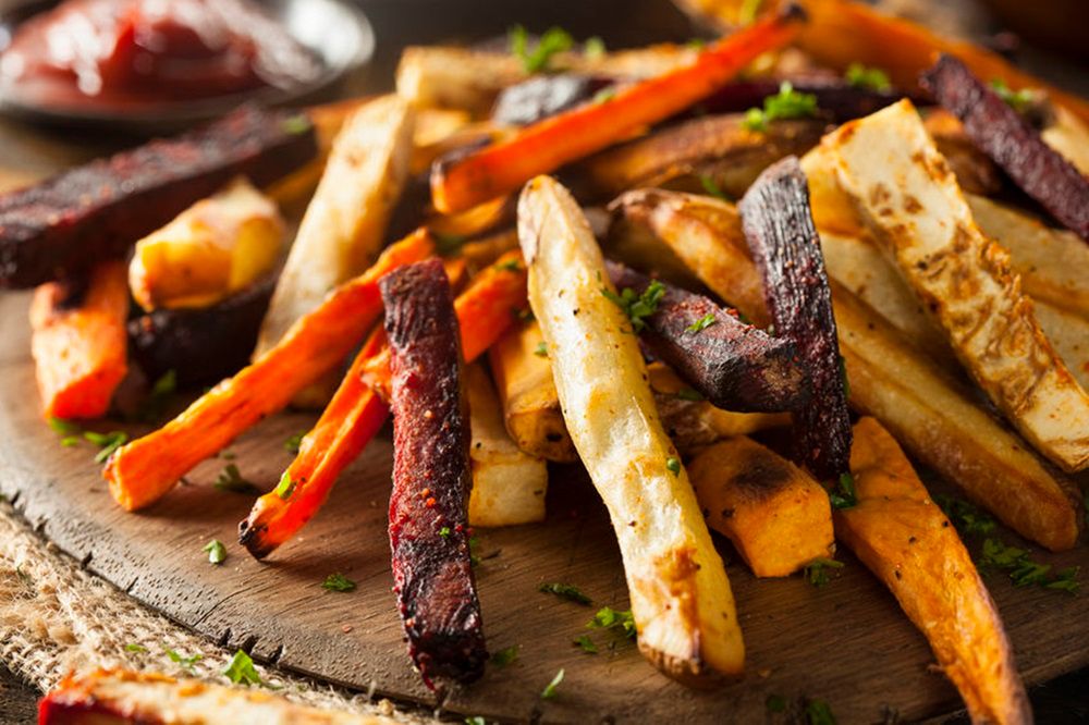 Mix kolorowych frytek będzie świetnie się prezentował na talerzu