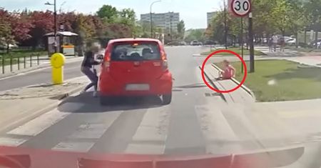 Potrącił dziewczynkę na przejściu i odjechał. Reakcję matki nagrała kamera