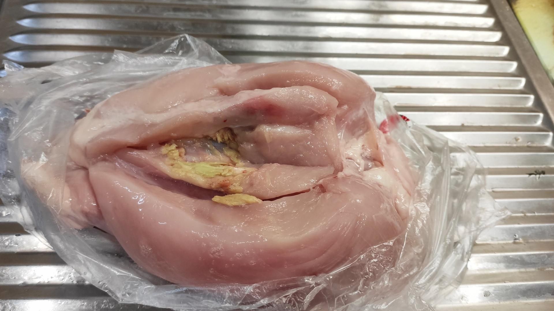 Kurczak miał w środku żółto-zielony nalot