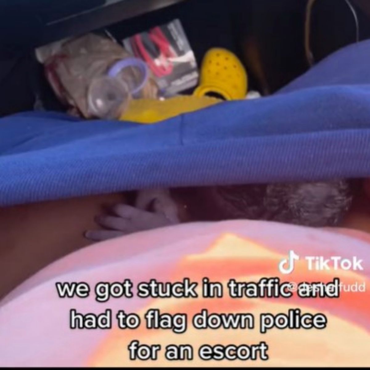 Kobieta urodziła dziecko w samochodzie. 