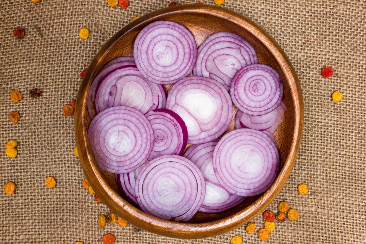 Pokrój cebulę w plastry i połóż obok łóżka. Oczyści powietrze (WIDEO)