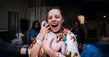 7 niezwykle przejmujących zdjęć kobiet w trakcie porodów
