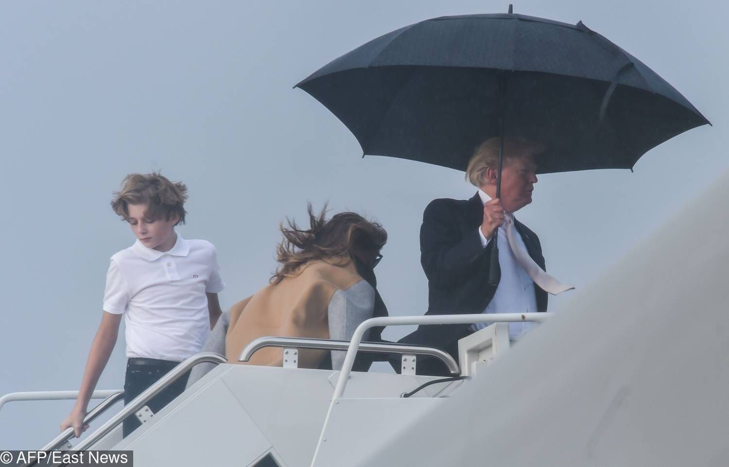 Wiatr zrujnował włosy Melanii Trump
