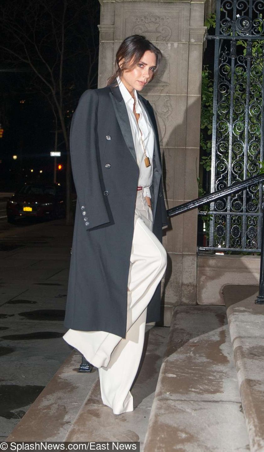 Victoria Beckham ma dziurawe spodnie