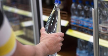 Wierzysz w to, że warto pić wodę alkaliczną? Dietetyczka dementuje mit związany z zakwaszeniem organizmu
