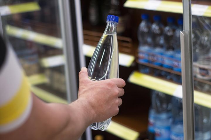 Wierzysz w to, że warto pić wodę alkaliczną? Dietetyczka dementuje mit związany z zakwaszeniem organizmu