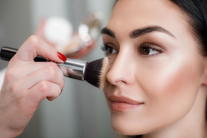 Czy makijaż niszczy cerę? Specjaliści twierdzą, że zależy to od wielu różnych czynników.