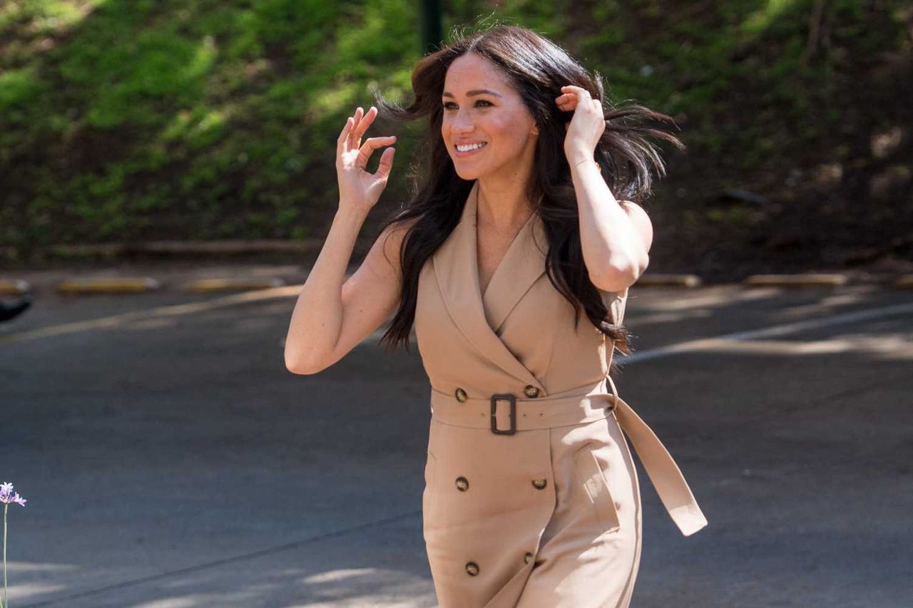 Meghan Markle w beżowej mini z Banana Republic