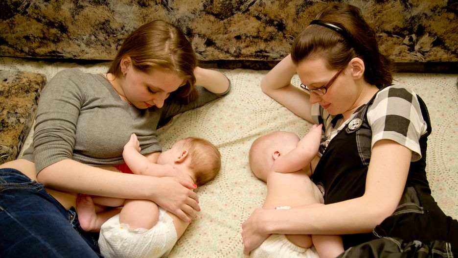 Karmienie piersią cudzego dziecka z dnia na dzień staje się coraz bardziej popularne