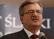 Bronisław Komorowski prowadzi w sondażach, ale PO może mieć kłopoty