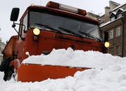 Kierowca odśnieżarki na podwójnym gazie