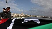 Przeciwnicy Kadafiego zawieszają w Bengazi starą flagę narodową