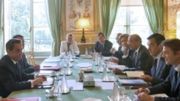 Prezydent Nicolas Sarkozy w czasie spotkania  z kluczowymi ministrami i szefem banku centralnego