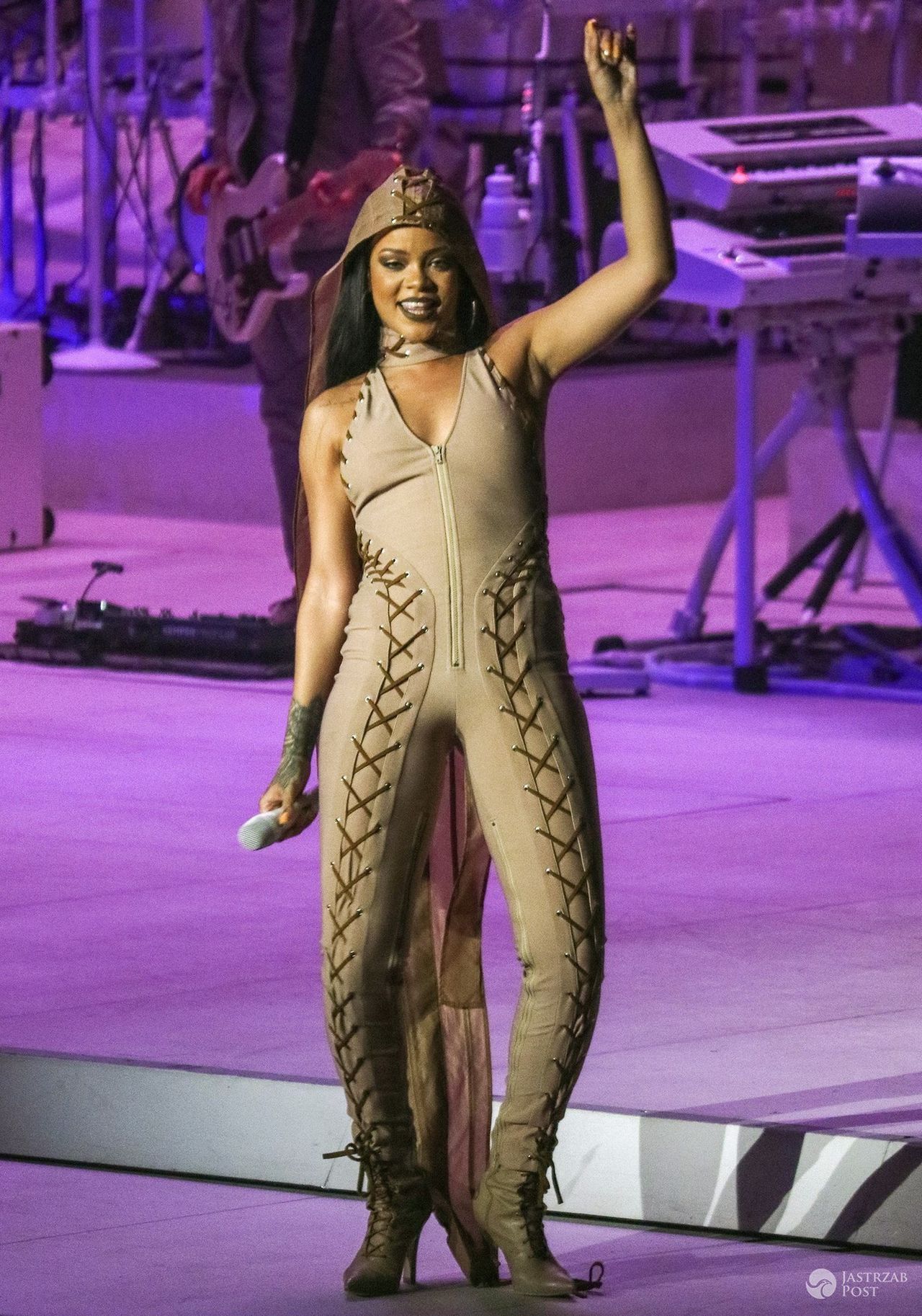 Kostium: Adam Selman, buty: Manolo Blahnik. Rihanna na koncercie w ramach Anti World Tour (fot. East News)