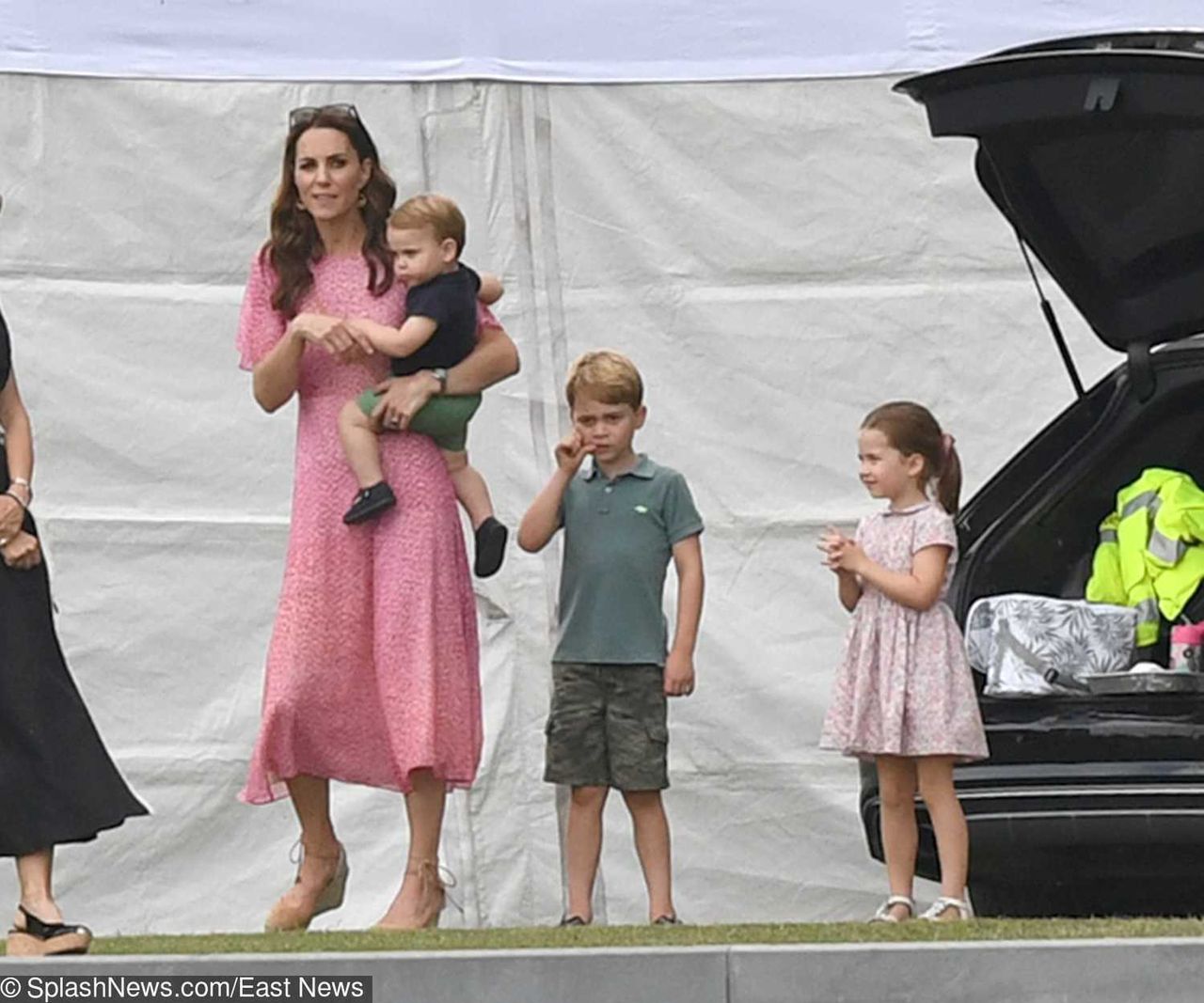 Kate Middleton z dziećmi w parku