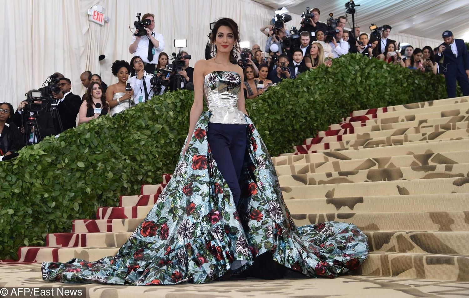 Amal Clooney, kreacja: Richard Quinn – MET Gala 2018