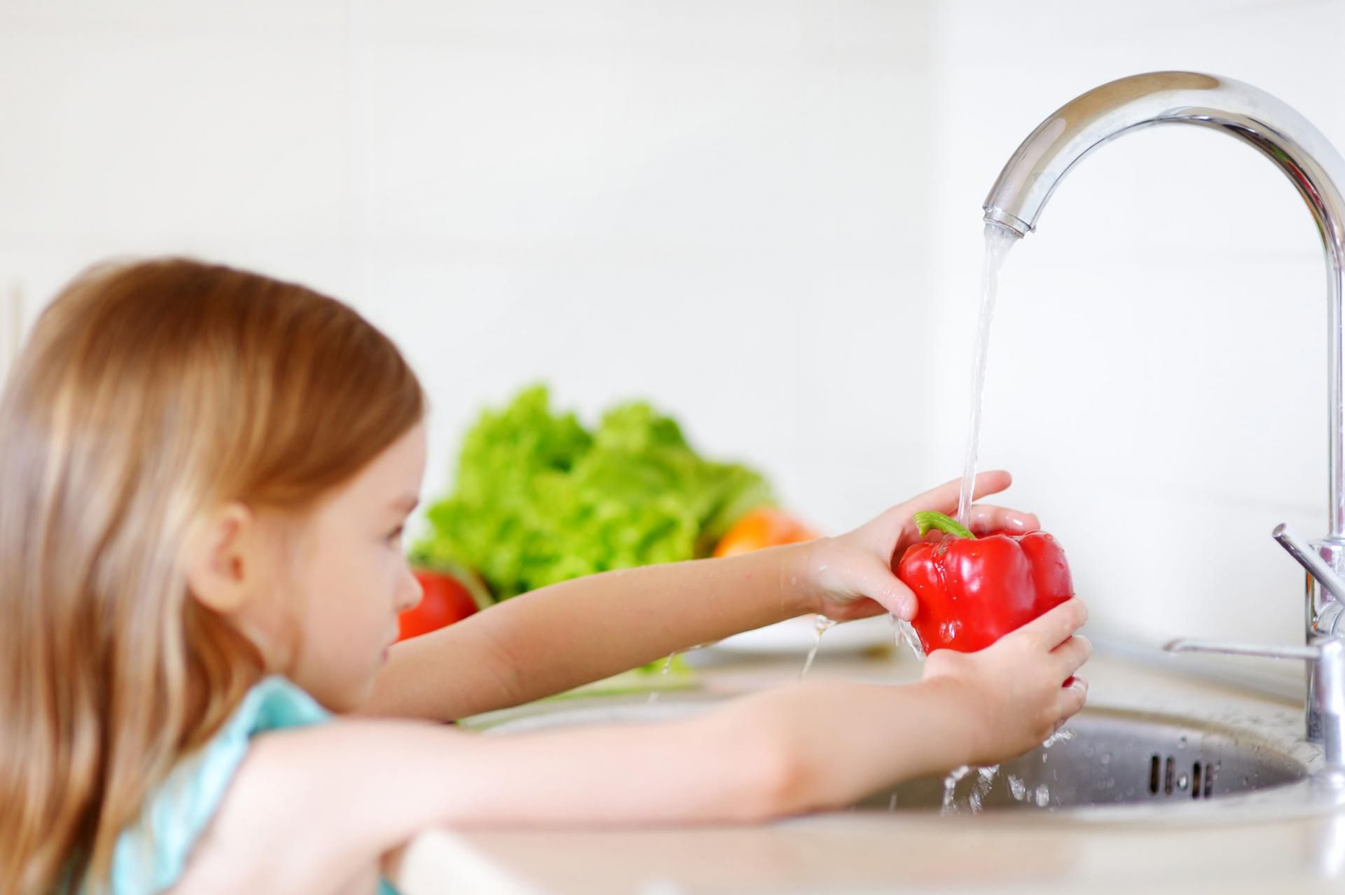 Mycie warzyw i owoców pod wodą zmyje z nich tylko kurz