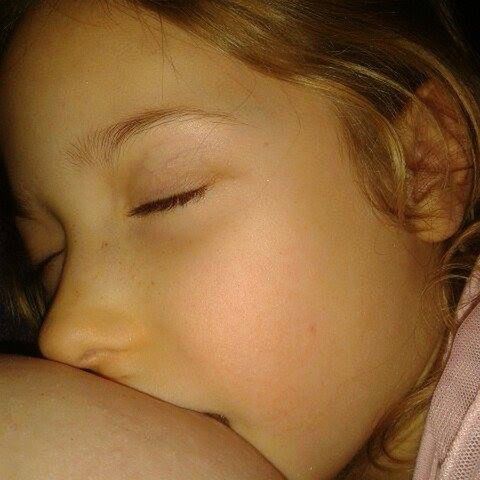 Sharon Spink nie widzi nic niestosownego w karmieniu 9-latki piersią 