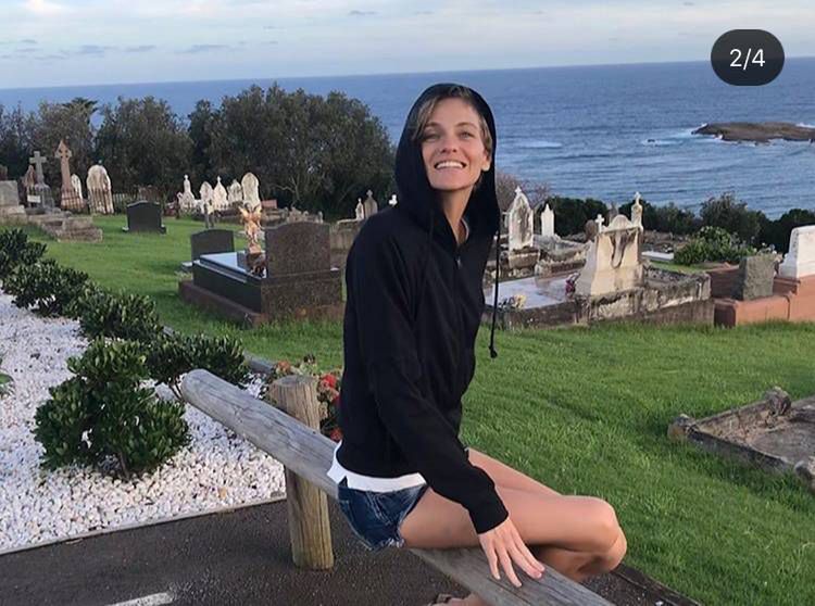 Renata Kaczoruk na cmentarzu w Australii
