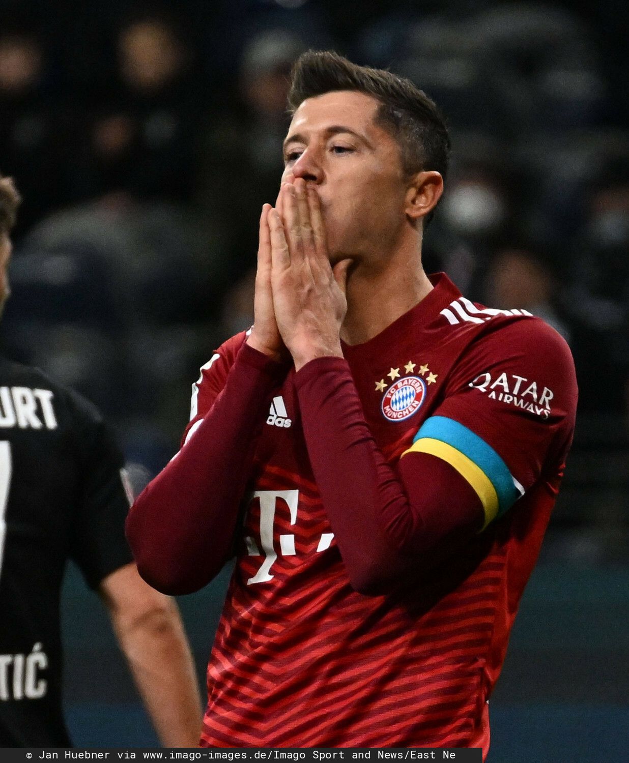 Robert Lewandowski z flagą Ukrainy