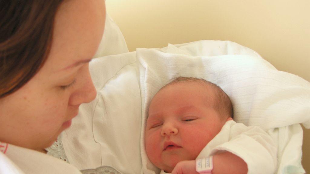 Noworodek w domu - wybór łóżeczka, potrzebne artykuły, wyprawka