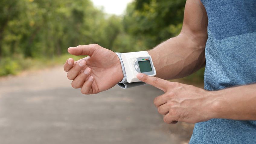 Pulsometr, nazywany także pulsomierzem lub tętnomierzem, pozwala na monitorowanie pracy serca