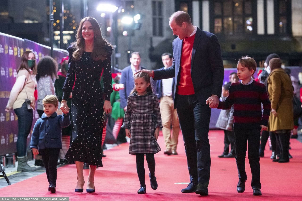 Kate i William z dziećmi (Louis, Charlotte i George) w teatrze Palladium